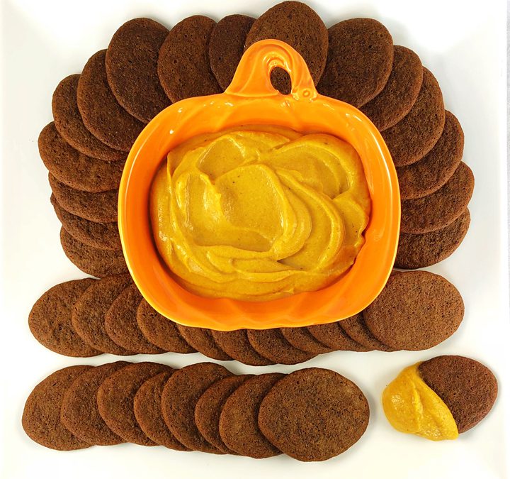 Crispy Ginger Cookies with Pumpkin Dip