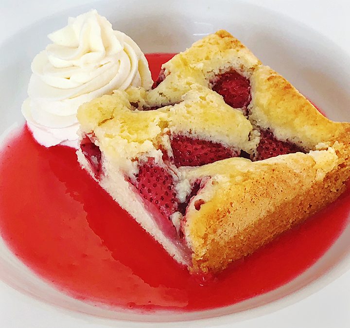 Strawberry Cake With Strawberry Sauce